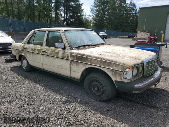 ✅ 1983 Mercedes-Benz 240 • VIN: WDBAB23A0DB409512 • Lot: 58252825. Wystawiony na Copart z przebiegiem 324 326 mil. Bezpłatny archiwum sprzedaży aukcyjnych z USA i szczegółowy raport historii pojazdu na DreamBid. Zdjęcie 4.