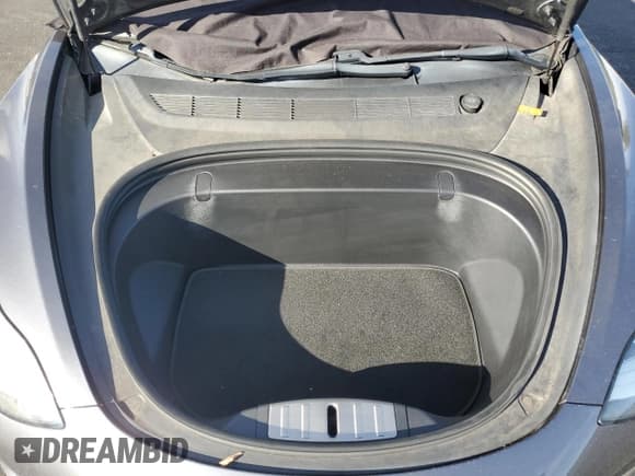 ✅ 2018 Tesla Model 3 Long Range Battery • VIN: 5YJ3E1EB5JF185244 • Lot: 90829255. Wystawiony na Copart z przebiegiem 95 023 mil. Bezpłatny archiwum sprzedaży aukcyjnych z USA i szczegółowy raport historii pojazdu na DreamBid. Zdjęcie 11.