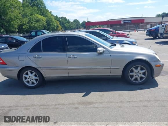 ✅ 2004 Mercedes-Benz C 240 • VIN: WDBRF61J74E017675 • Lot: 43070672. Wystawiony na IAAI z przebiegiem Nie podano. Bezpłatny archiwum sprzedaży aukcyjnych z USA i szczegółowy raport historii pojazdu na DreamBid. Zdjęcie 13.
