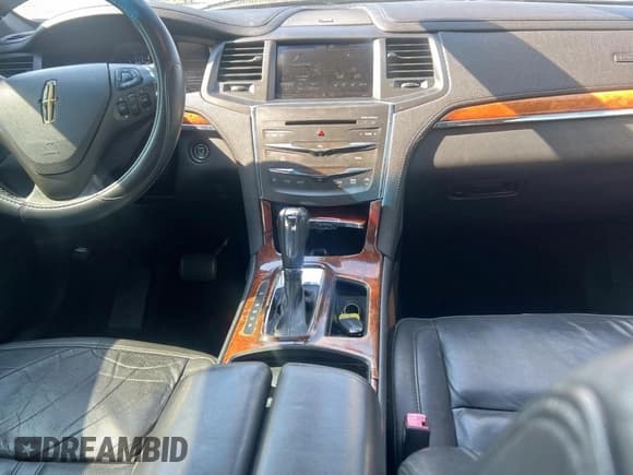 ✅ 2015 Lincoln MKS • VIN: 1LNHL9DK7FG602531 • Lot: 84918005. Wystawiony na Copart z przebiegiem 162 977 mil. Bezpłatny archiwum sprzedaży aukcyjnych z USA i szczegółowy raport historii pojazdu na DreamBid. Zdjęcie 9.