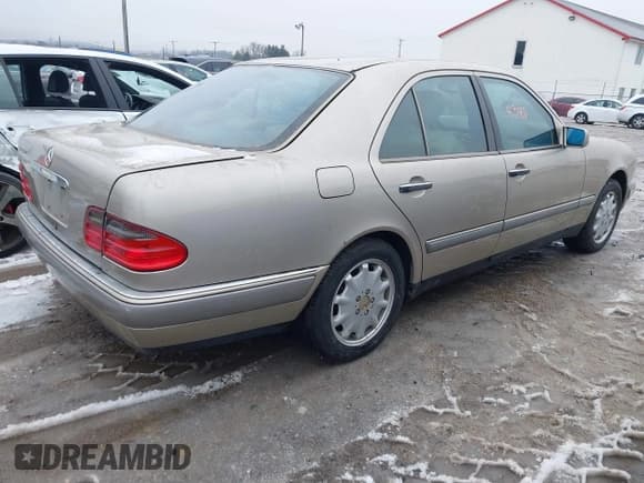 ✅ 1996 Mercedes-Benz E 320 • VIN: WDBJF55F5TJ007150 • Lot: 41518340. Listed on IAAI with 178,930 mi. Free auction sales archive from the USA and detailed vehicle history report at DreamBid. Image 4.