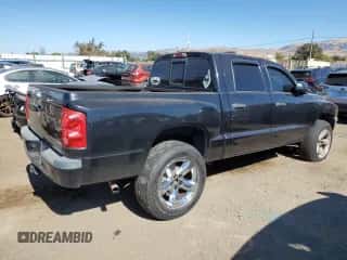 2007 Dodge Dakota SLT z VIN 1D7HW48J07S241356, wystawiony jako Copart lot #75355384 z przebiegiem 207 020 mil mil oraz Szkoda całkowita • Salvage title. Historia ofert i sprzedaży dostępna na DreamBid. Obrazek 3.