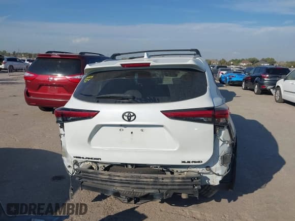 ✅ 2022 Toyota Highlander XLE • VIN: 5TDGZRBH9NS239109 • Lot: 43470094. Wystawiony na IAAI z przebiegiem 61 806 mil. Bezpłatny archiwum sprzedaży aukcyjnych z USA i szczegółowy raport historii pojazdu na DreamBid. Zdjęcie 16.