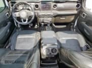 ✅ 2022 Jeep Wrangler Unlimited Sahara Altitude • VIN: 1C4HJXEG5NW116832 • Lot: 82335775. Wystawiony na Copart z przebiegiem 61 313 mil. Bezpłatny archiwum sprzedaży aukcyjnych z USA i szczegółowy raport historii pojazdu na DreamBid. Zdjęcie 8.