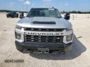 ✅ 2023 Chevrolet Silverado 2500HD Custom • VIN: 1GC4YME76PF100764 • Lot: 64464535. Wystawiony na Copart z przebiegiem 72 423 mil. Bezpłatny archiwum sprzedaży aukcyjnych z USA i szczegółowy raport historii pojazdu na DreamBid. Zdjęcie 5.