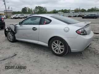 2008 Hyundai Tiburon GS с VIN KMHHM66DX8U288114, выставлен на аукционе Copart как лот 51866995 с пробегом Не указан миль и Списание • Salvage title. История ставок и продаж доступна на DreamBid. Изображение 2.