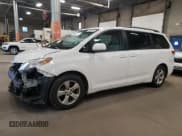 ✅ 2013 Toyota Sienna LE AAS • VIN: 5TDKK3DC2DS397156 • Lot: 87222915. Wystawiony na Copart z przebiegiem 117 000 mil. Bezpłatny archiwum sprzedaży aukcyjnych z USA i szczegółowy raport historii pojazdu na DreamBid. Zdjęcie 1.