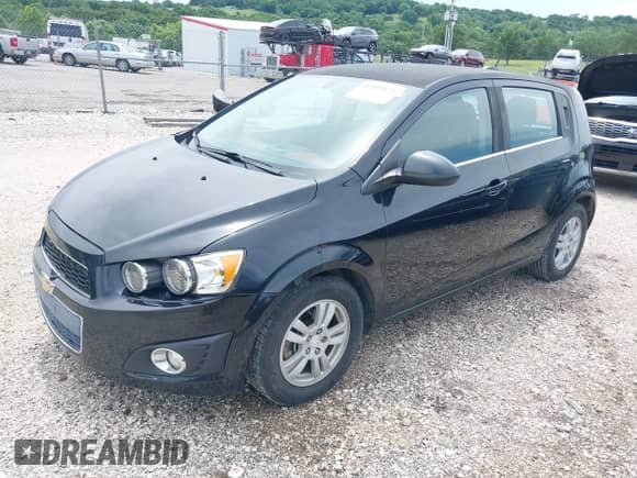 2015 Chevrolet Sonic LT z VIN 1G1JC6SB0F4157826, wystawiony jako IAAI lot #42503574 z przebiegiem 101 437 mil mil oraz . Historia ofert i sprzedaży dostępna na DreamBid. Obrazek 2.