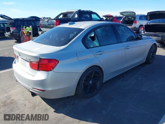 ✅ 2012 BMW 3 Series 335i • VIN: WBA3A9G59CNP35581 • Lot: 43777952. Wystawiony na IAAI z przebiegiem 160 393 mil. Bezpłatny archiwum sprzedaży aukcyjnych z USA i szczegółowy raport historii pojazdu na DreamBid. Zdjęcie 4.