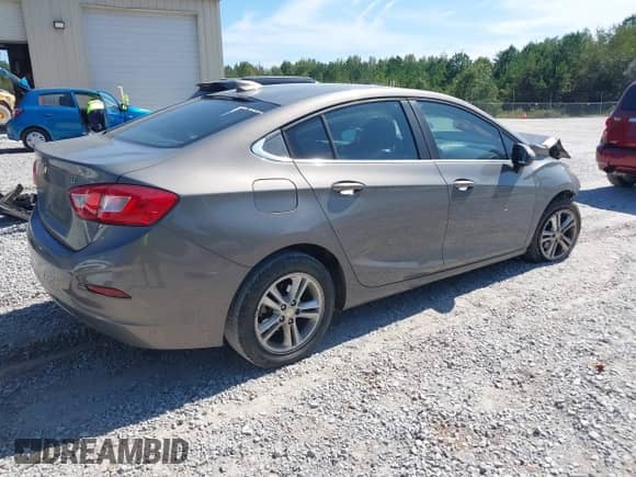 2018 Chevrolet Cruze LT z VIN 1G1BE5SM4J7168300, wystawiony jako IAAI lot #43374665 z przebiegiem 148 848 mil mil oraz . Historia ofert i sprzedaży dostępna na DreamBid. Obrazek 4.