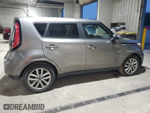 ✅ 2018 Kia Soul + • VIN: KNDJP3A57J7609462 • Лот: 93297955. Опубликован ранее на Copart с пробегом 86 223 миль. Бесплатный доступ к архиву аукционных продаж из США и подробный отчёт об истории автомобиля на DreamBid. Изображение 3.