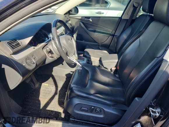 ✅ 2010 Volkswagen Passat Komfort • VIN: WVWXM7AN2AE155613 • Lot: 87016035. Wystawiony na Copart z przebiegiem 178 571 mil. Bezpłatny archiwum sprzedaży aukcyjnych z USA i szczegółowy raport historii pojazdu na DreamBid. Zdjęcie 7.