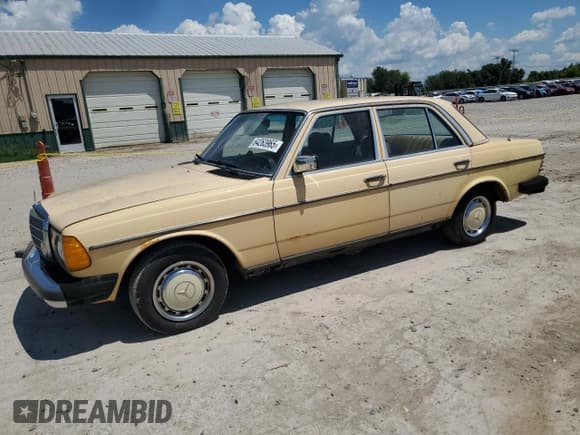 ✅ 1981 Mercedes-Benz 240 • VIN: WDBAB23A1BB225239 • Lot: 64263965. Wystawiony na Copart z przebiegiem 161 741 mil. Bezpłatny archiwum sprzedaży aukcyjnych z USA i szczegółowy raport historii pojazdu na DreamBid. Zdjęcie 1.