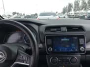 ✅ 2025 Nissan LEAF S • VIN: 1N4AZ1BV6SC558869 • Lot: 41490592. Wystawiony na IAAI z przebiegiem 12 948 mil. Bezpłatny archiwum sprzedaży aukcyjnych z USA i szczegółowy raport historii pojazdu na DreamBid. Zdjęcie 19.