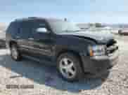 2013 Chevrolet Tahoe LTZ z VIN 1GNSKCE01DR257321, wystawiony jako Copart lot #65388095 z przebiegiem 131 835 mil mil oraz Szkoda całkowita • Salvage title. Historia ofert i sprzedaży dostępna na DreamBid. Obrazek 4.
