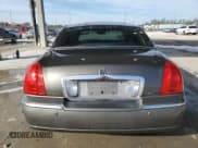 ✅ 2004 Lincoln Town Car Signature • VIN: 1LNHM81W54Y627725 • Lot: 92214815. Wystawiony na Copart z przebiegiem 68 744 mil. Bezpłatny archiwum sprzedaży aukcyjnych z USA i szczegółowy raport historii pojazdu na DreamBid. Zdjęcie 6.