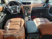 ✅ 2017 Chevrolet Traverse Premier • VIN: 1GNKVJKDXHJ318883 • Lot: 70765225. Wystawiony na Copart z przebiegiem 148 722 mil. Bezpłatny archiwum sprzedaży aukcyjnych z USA i szczegółowy raport historii pojazdu na DreamBid. Zdjęcie 8.