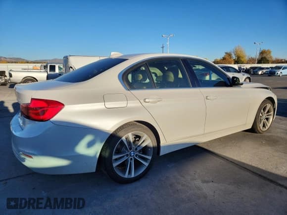 ✅ 2018 BMW 3 Series 330i • VIN: WBA8B9G54JNU96134 • Лот: 85428285. Опубликован ранее на Copart с пробегом 47 956 миль. Бесплатный доступ к архиву аукционных продаж из США и подробный отчёт об истории автомобиля на DreamBid. Изображение 3.