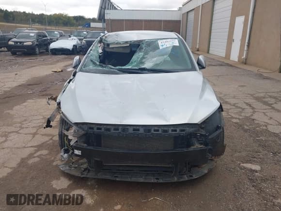 ✅ 2018 Hyundai Elantra SE • VIN: 5NPD74LF3JH347427 • Lot: 43482606. Listed on IAAI with 124,411 mi. Free auction sales archive from the USA and detailed vehicle history report at DreamBid. Image 13.