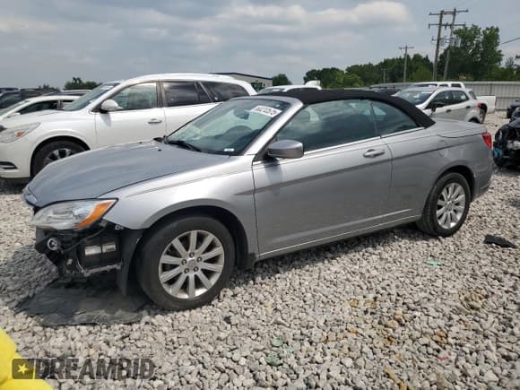 ✅ 2013 Chrysler 200 Touring • VIN: 1C3BCBEB3DN654655 • Lot: 63212575. Wystawiony na Copart z przebiegiem 52 715 mil. Bezpłatny archiwum sprzedaży aukcyjnych z USA i szczegółowy raport historii pojazdu na DreamBid. Zdjęcie 1.