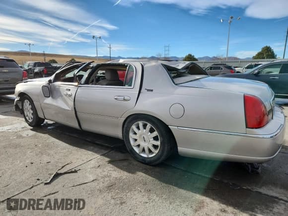 ✅ 2010 Lincoln Town Car Signature Limited • VIN: 2LNBL8CVXAX601274 • Lot: 90937685. Wystawiony na Copart z przebiegiem Nie podano. Bezpłatny archiwum sprzedaży aukcyjnych z USA i szczegółowy raport historii pojazdu na DreamBid. Zdjęcie 2.