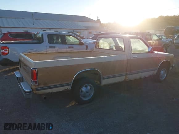 ✅ 1986 Chevrolet S-10 • VIN: 1GCCS14R2G2104591 • Lot: 43591395. Wystawiony na IAAI z przebiegiem 59 414 mil. Bezpłatny archiwum sprzedaży aukcyjnych z USA i szczegółowy raport historii pojazdu na DreamBid. Zdjęcie 4.