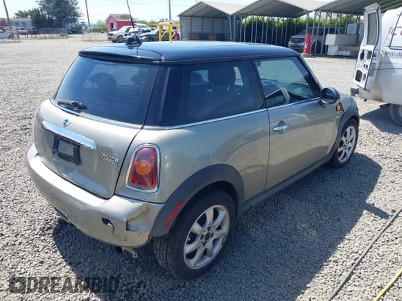 ✅ 2008 MINI Hardtop • VIN: WMWMF33578TT63492 • Лот: 42396532. Опубликован ранее на IAAI с пробегом 177 958 миль. Бесплатный доступ к архиву аукционных продаж из США и подробный отчёт об истории автомобиля на DreamBid. Изображение 4.