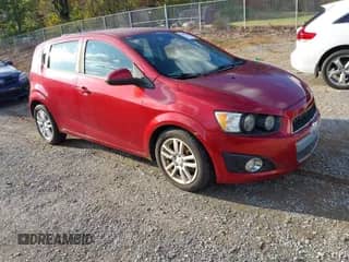 2013 Chevrolet Sonic LT z VIN 1G1JC6SH5D4244378, wystawiony jako IAAI lot #43580064 z przebiegiem 138 252 mil mil oraz . Historia ofert i sprzedaży dostępna na DreamBid. Obrazek 1.