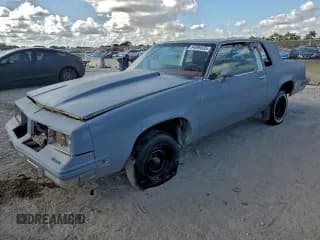 ✅ 1985 Oldsmobile Cutlass Supreme • VIN: 1G3GR47Y9FP321025 • Лот: 94099335. Опубликован ранее на Copart с пробегом Не указан. Бесплатный доступ к архиву аукционных продаж из США и подробный отчёт об истории автомобиля на DreamBid. Изображение 1.