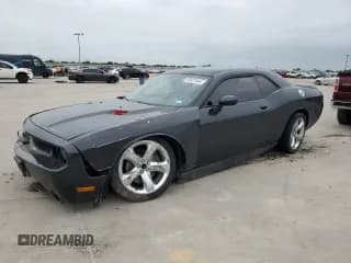 ✅ 2013 Dodge Challenger R/T Plus • VIN: 2C3CDYBT6DH729097 • Lot: 52572444. Wystawiony na Copart z przebiegiem 156 221 mil. Bezpłatny archiwum sprzedaży aukcyjnych z USA i szczegółowy raport historii pojazdu na DreamBid. Zdjęcie 1.