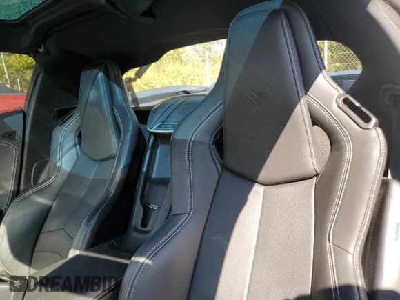 ✅ 2022 Chevrolet Corvette 2LT • VIN: 1G1YB2D46N5123309 • Lot: 91877715. Wystawiony na Copart z przebiegiem 10 132 mil. Bezpłatny archiwum sprzedaży aukcyjnych z USA i szczegółowy raport historii pojazdu na DreamBid. Zdjęcie 10.