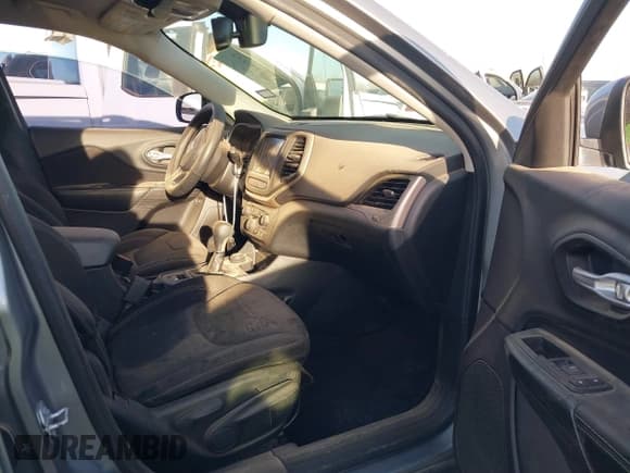 ✅ 2015 Jeep Cherokee Latitude • VIN: 1C4PJMCS3FW673872 • Lot: 41778031. Wystawiony na IAAI z przebiegiem 173 845 mil. Bezpłatny archiwum sprzedaży aukcyjnych z USA i szczegółowy raport historii pojazdu na DreamBid. Zdjęcie 5.