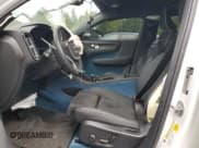 ✅ 2023 Volvo C40 Ultimate • VIN: YV4ED3GMXP2049089 • Lot: 64018605. Wystawiony na Copart z przebiegiem 38 432 mil. Bezpłatny archiwum sprzedaży aukcyjnych z USA i szczegółowy raport historii pojazdu na DreamBid. Zdjęcie 7.