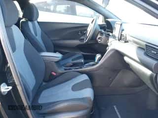 2019 Hyundai Veloster Premium z VIN KMHTG6AF5KU013252, wystawiony jako IAAI lot #41313753 z przebiegiem 63 323 mil mil oraz . Historia ofert i sprzedaży dostępna na DreamBid. Obrazek 5.