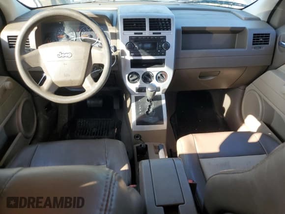 ✅ 2008 Jeep Patriot Sport • VIN: 1J8FT28088D647907 • Lot: 60893455. Wystawiony na Copart z przebiegiem 169 215 mil. Bezpłatny archiwum sprzedaży aukcyjnych z USA i szczegółowy raport historii pojazdu na DreamBid. Zdjęcie 8.