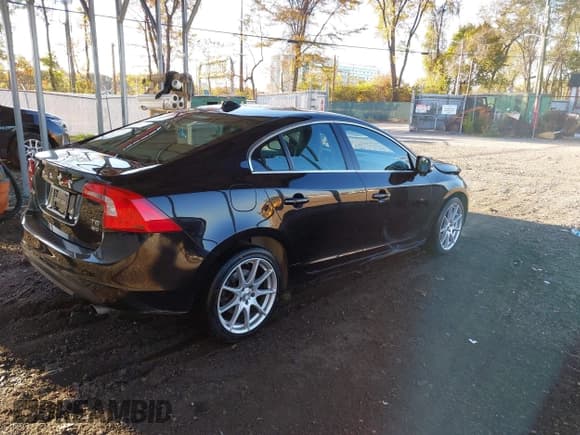 ✅ 2011 Volvo S60 • VIN: YV1902FH0B2000730 • Lot: 43543784. Listed on IAAI with 153,765 mi. Free auction sales archive from the USA and detailed vehicle history report at DreamBid. Image 4.