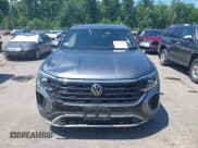 ✅ 2024 Volkswagen Atlas SE • VIN: 1V2HE2CA7RC249877 • Lot: 42614219. Wystawiony na IAAI z przebiegiem 7 108 mil. Bezpłatny archiwum sprzedaży aukcyjnych z USA i szczegółowy raport historii pojazdu na DreamBid. Zdjęcie 18.