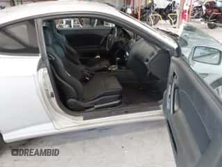 2008 Hyundai Tiburon GS с VIN KMHHM66DX8U296083, выставлен на аукционе IAAI как лот 42611611 с пробегом 164 438 миль миль и . История ставок и продаж доступна на DreamBid. Изображение 5.