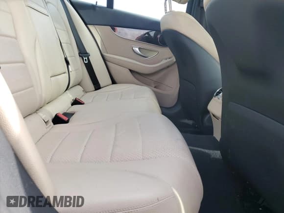 ✅ 2015 Mercedes-Benz C 300 • VIN: 55SWF4JB9FU095960 • Lot: 81444275. Wystawiony na Copart z przebiegiem 98 682 mil. Bezpłatny archiwum sprzedaży aukcyjnych z USA i szczegółowy raport historii pojazdu na DreamBid. Zdjęcie 10.