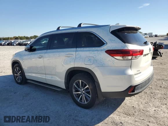 ✅ 2018 Toyota Highlander SE • VIN: 5TDJZRFH2JS541643 • Lot: 82588675. Wystawiony na Copart z przebiegiem 41 666 mil. Bezpłatny archiwum sprzedaży aukcyjnych z USA i szczegółowy raport historii pojazdu na DreamBid. Zdjęcie 2.