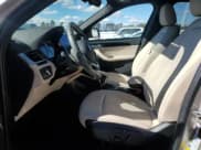 ✅ 2022 BMW X1 xDrive28i • VIN: WBXJG9C06N5V09636 • Lot: 92097425. Wystawiony na Copart z przebiegiem 10 290 mil. Bezpłatny archiwum sprzedaży aukcyjnych z USA i szczegółowy raport historii pojazdu na DreamBid. Zdjęcie 7.