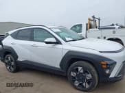 ✅ 2025 Hyundai Kona SEL • VIN: KM8HBCAB3SU199373 • Лот: 41729781. Опубликован ранее на IAAI с пробегом 21 635 миль. Бесплатный доступ к архиву аукционных продаж из США и подробный отчёт об истории автомобиля на DreamBid. Изображение 12.