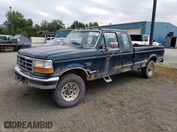 ✅ 1995 Ford F-250 • VIN: 1FTHX26F5SKB55141 • Lot: 66951945. Wystawiony na Copart z przebiegiem 295 266 mil. Bezpłatny archiwum sprzedaży aukcyjnych z USA i szczegółowy raport historii pojazdu na DreamBid. Zdjęcie 1.