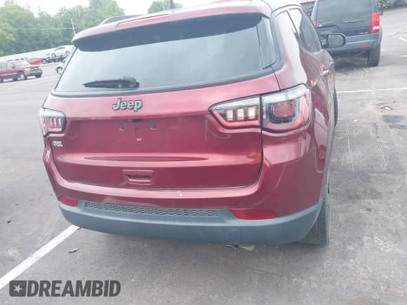 2021 Jeep Compass 80th Anniversary z VIN 3C4NJCEBXMT571406, wystawiony jako IAAI lot #42900251 z przebiegiem 91 891 mil mil oraz . Historia ofert i sprzedaży dostępna na DreamBid. Obrazek 16.