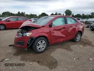 2012 Chevrolet Sonic LT z VIN 1G1JD5SH7C4141873, wystawiony jako Copart lot #57967235 z przebiegiem Nie podano mil oraz Szkoda całkowita • Salvage title. Historia ofert i sprzedaży dostępna na DreamBid. Obrazek 1.