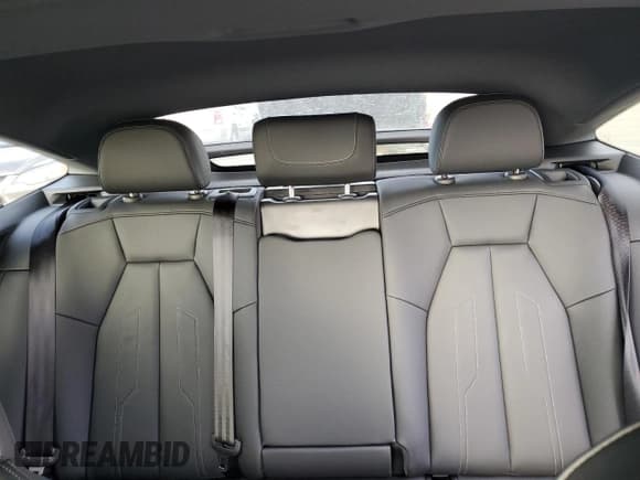 ✅ 2023 Audi Q4 e-tron Sportback Premium Plus • VIN: WA132BFZ0PP052264 • Lot: 60516455. Wystawiony na Copart z przebiegiem 5 448 mil. Bezpłatny archiwum sprzedaży aukcyjnych z USA i szczegółowy raport historii pojazdu na DreamBid. Zdjęcie 10.