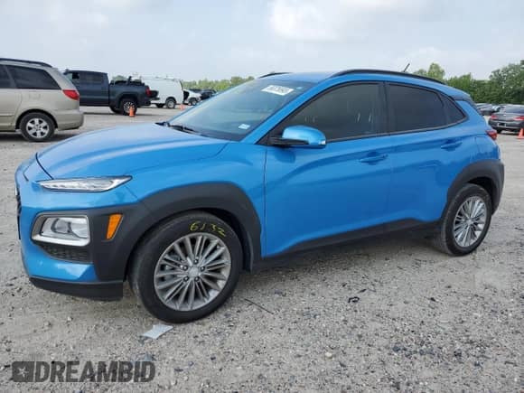 2020 Hyundai Kona SEL z VIN KM8K22AA7LU494405, wystawiony jako Copart lot #55375593 z przebiegiem 18 788 mil mil oraz . Historia ofert i sprzedaży dostępna na DreamBid. Obrazek 1.