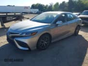 ✅ 2024 Toyota Camry SE • VIN: 4T1G11AK1RU915796 • Lot: 43427834. Wystawiony na IAAI z przebiegiem 10 494 mil. Bezpłatny archiwum sprzedaży aukcyjnych z USA i szczegółowy raport historii pojazdu na DreamBid. Zdjęcie 17.