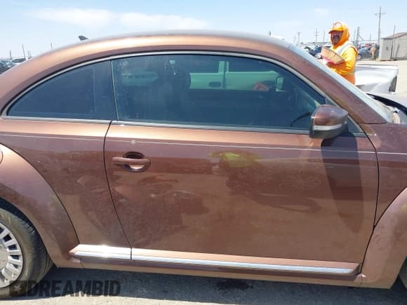 ✅ 2016 Volkswagen Beetle SE • VIN: 3VWJ07AT4GM634261 • Lot: 42043450. Listed on IAAI with 107,280 mi. Free auction sales archive from the USA and detailed vehicle history report at DreamBid. Image 14.