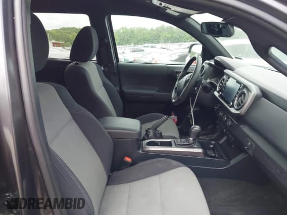 ✅ 2020 Toyota Tacoma SR5 • VIN: 3TMAZ5CNXLM117424 • Lot: 42814654. Wystawiony na IAAI z przebiegiem 95 225 mil. Bezpłatny archiwum sprzedaży aukcyjnych z USA i szczegółowy raport historii pojazdu na DreamBid. Zdjęcie 5.